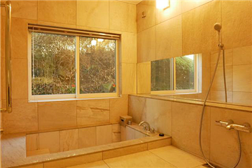 敷地内の景観を眺められる浴室／南側から撮影