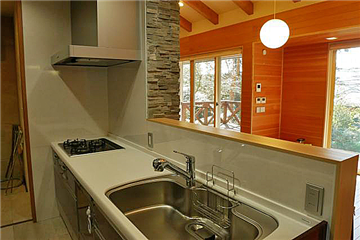 洗面室（左側引き戸）への動線も便利なキッチン