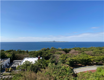 バルコニーから伊江島の眺望／北西方向を撮影