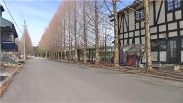 南東側前面道路