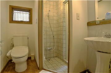 客室5のトイレとシャワールーム