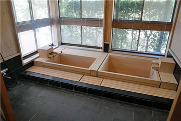 浴室は緑の景観、浴槽の檜の香りと温泉でリラックスできます