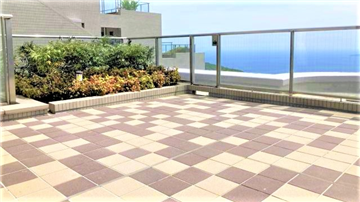 ルーフテラス／採光性高いガラスパネル仕様