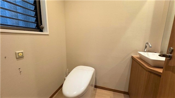 窓のあるトイレ／手洗い器付