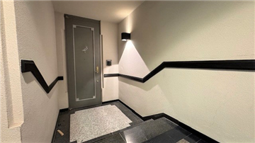 床に御影石使用の玄関ポーチ