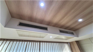 リビングのビルトインエアコンとダウンライト