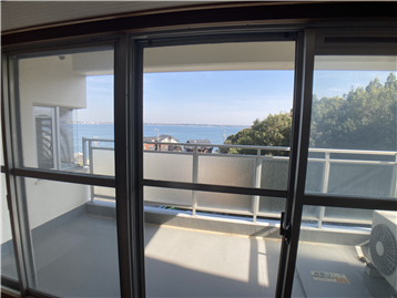 リビング窓越しに見る浜名湖の眺め