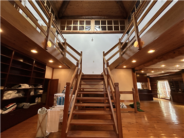 2階へと続く階段