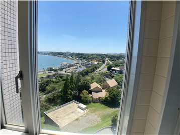 浴室窓越しに見る浜名湖の眺め