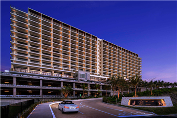 ホテル外観（夕景）