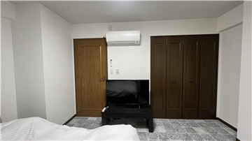 洋室1 居室出入口(左ドア)、クロゼット(右扉)