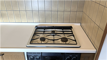 ガスコンロは3口です
