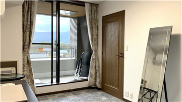 バルコニーに面した洋室３