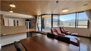 ダイニングエリアからバルコニー方向