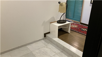 玄関(ホール方向を撮影)