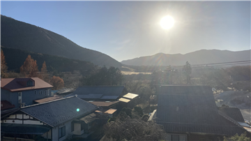 夕暮れのススキ草原と箱根外輪山