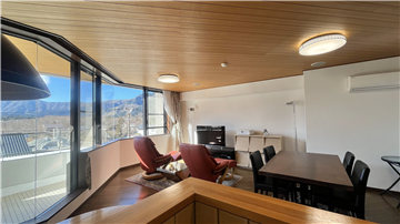 キッチンからリビング・ダイニングエリアを撮影