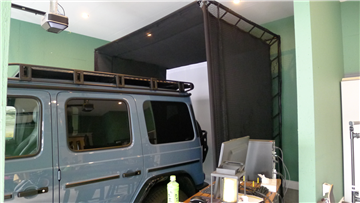 倉庫内にあるシミュレーションゴルフ