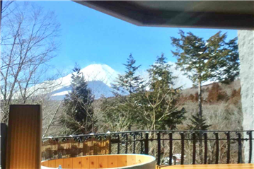 冬季には雪景色の富士山を眺められます