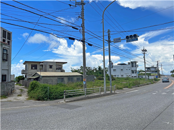 県道３号線沿いに位置します／東側から撮影