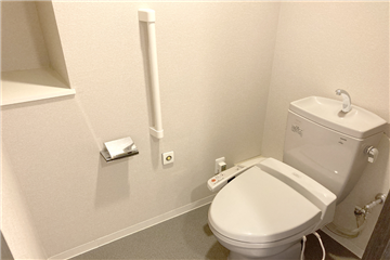 安全に配慮した手摺り付のトイレ
