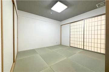 半畳たたみの落ち着きある和室は寛ぎスペースに（約６．０畳）