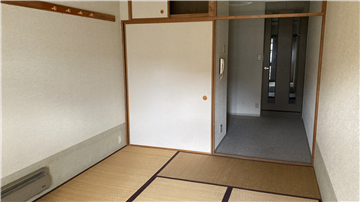 和室（約8.0畳／押入・キッチン側を撮影）