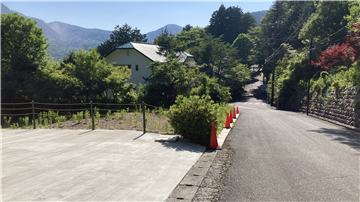 敷地と前面道路　東側から撮影