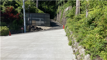 駐車スペースから前面道路（北）方向を撮影