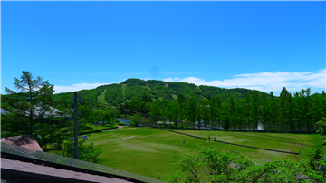 屋上バルコニーから南方向の矢ケ崎公園、軽井沢プリンススキー場