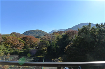 バルコニー正面（南東）に広がる箱根外輪山の山並み眺望
