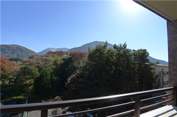 バルコニーから南西方向に広がる箱根外輪山の山並み
