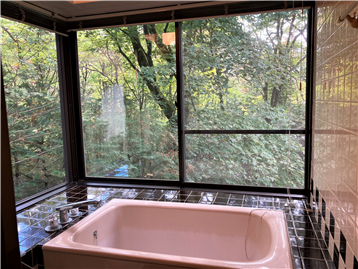 浴室、別荘地内の景観を眺めながら入浴できます