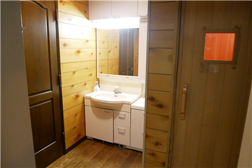 洗面脱衣室、右側に備わるサウナを撮影