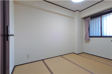 和室2(約4.3畳)を居室入口より撮影