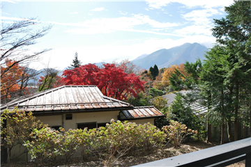 テラスから南西方向に広がる紅葉と箱根外輪山の眺望