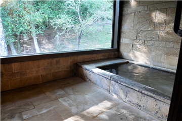 温泉大浴場（浴室1）敷地内の景観を眺めて入浴できます