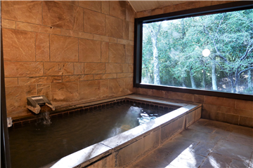温泉大浴場（浴室2）敷地内の景観を眺めながら癒されます