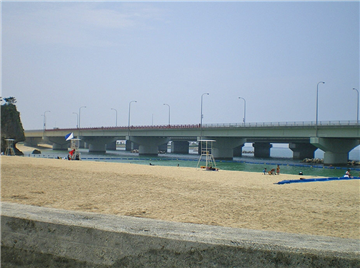 那覇市内唯一の海水浴場「波の上ビーチ」まで約１．１ｋｍ