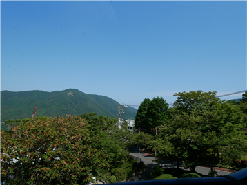 バルコニーから南東側の箱根外輪山を撮影