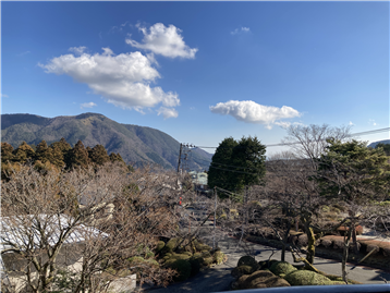 バルコニーから望む南東方向の箱根外輪山の眺望