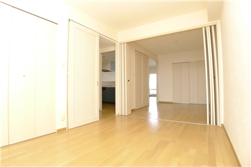 洋室１と２の間仕切を開放すると約１２．３畳の広さ