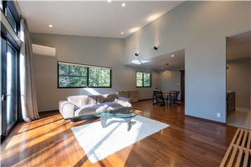 LDK南東側からダイニングエリアを撮影