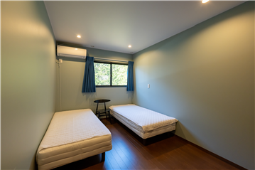 洋室2(約6.5畳)居室出入側から撮影