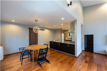 ダイニングエリアとキッチン