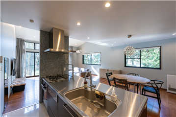 キッチンからLDK室内を撮影