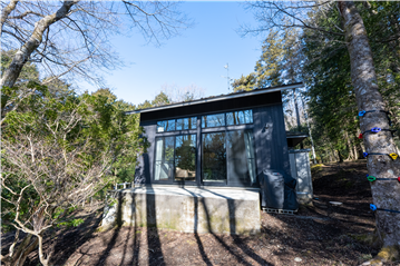 南側のお庭から撮影したテラスと建物