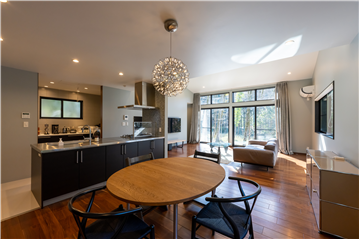 開放感のある間取りが魅力のLDK/北西側から撮影