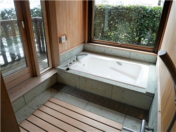 浴室、敷地内の景観を眺めてリフレッシュできます