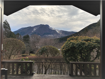 箱根外輪山に連なる大涌谷と小涌谷の眺望／玄関から撮影